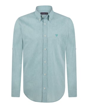 Das Felix Hardy Herren Basic-Hemd – ein zeitloses Essential für jede Garderobe. Gefertigt aus hochwertigem, atmungsaktivem Stoff bietet dieses Hemd ultimativen Komfort und einen gepflegten Look. Dank seines schlichten, minimalistischen Designs mit klassischem Kragen und durchgehender Knopfleiste ist es sowohl für legere als auch formelle Anlässe vielseitig einsetzbar. Die taillierte Passform sorgt für eine elegante Silhouette, während das leichte Material ganztägigen Tragekomfort gewährleistet. Ob lässig mit Jeans oder elegant mit Stoffhosen kombiniert – dieses Basic-Hemd ist die perfekte Grundlage für mühelosen Stil.