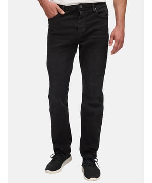 Die Jeans von Tazzio verbindet klassischen Look mit modernen Streetstyle-Elementen. Der Regular Fit mit geradem Bein bietet eine normale Passform und hohen Tragekomfort. Dank elastischem Materialmix ist optimale Bewegungsfreiheit garantiert. Dezente Waschungen sorgen für einen lässigen, modischen Auftritt. Mit Five-Pocket-Design, Gürtelschlaufen und Knopfverschluss (verdeckter Button-Fly) ist diese Jeans der perfekte Begleiter für Alltag, Freizeit und stylische Urban-Looks.

Design & Extras
- Verschluss: Knopfverschluss (verdeckter Button Fly)
- Hosentaschen: Eingrifftaschen, Coinpocket, Gesäßtaschen
- Stretchanteil für eine optimale Passform
- Gürtelschlaufen

Passform
- Passform: Normal
- Schnitt: Gerade
- Länge: Lang
- Leibhöhe: Normal

Material & Pflege
- Material Oberstoff: 97% Baumwolle, 3% Elasthan
- Materialkonstruktion: Denim/Jeans
- Dehnbarkeit: Mittlerer Stretch
- Pflegehinweise: Maschinenwäsche