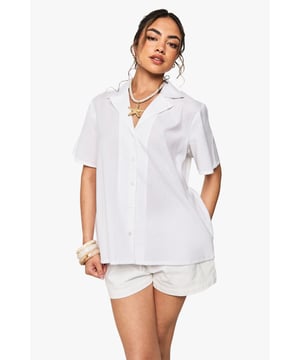 Boxy fit short-sleeved shirt with resort-inspired print for a relaxed holiday aesthetic
        Classic collar design with full button-through front for versatile styling options
        Linen-look fabric offers a lightweight, breathable feel perfect for warmer weather
        Oversized silhouette provides effortless comfort whilst maintaining a fashion-forward appearance
        Straight hemline that can be worn tucked in or out depending on your desired look
    
    This oversized resort print shirt embodies casual chic with its boxy silhouette and linen-look texture. Style it as seen with coordinating shorts for a matching set that's perfect for beach days or city brunches. For cooler evenings, layer over a simple vest top and pair with wide-leg trousers and trainers for an effortlessly cool ensemble. The versatile design works brilliantly with denim shorts and sandals for daytime adventures, or tucked into a midi skirt with layered jewellery for casual gatherings. The relaxed fit makes it ideal for family barbecues and informal garden parties, whilst the button-through design allows for styling flexibility-wear fully buttoned, partially open, or as a light layer over a cami top. This Boohoo staple transitions seamlessly from holiday packing essential to weekend wardrobe favourite.