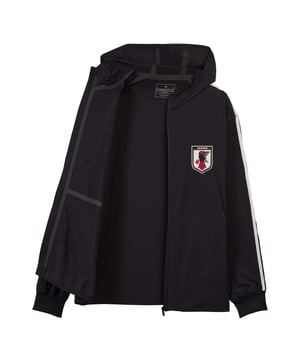 Heren Y-3 JFA Anthem Jacket in zwartY-3 en de Japanse voetbalbond hebben samengewerkt om unieke on-pitch stijlen te creëren die gedragen worden door JFA tijdens 's werelds meest iconische sportevenement. Het gevierde jack dat JFA-spelers zij aan zij dragen op het veld is nu opgewaardeerd door een Y-3 lens. In samenwerking met de Japanse voetbalbond combineert het Y-3 JFA Anthem Jacket een klassiek sportdesign met Y-3's meesterlijke oog voor detail. De 3-Stripes zijn alleen te zien op één arm en een JFA-wapen en Y-3-logo accentueren de look. AEROREADY reguleert vocht zodat je droog blijft en je zelfverzekerd voelt.Dit product is gemaakt van ten minste 70% gerecycled materiaal. Door hergebruik van materialen die al zijn gemaakt, helpen we om afval en onze afhankelijkheid van eindige hulpbronnen te verminderen en de voetafdruk van de producten die we maken te verkleinen.- Een jack van Y-3 en de Japanse voetbalbond dat gedeeltelijk is gemaakt van gerecyclede materialen.- Ontspannen pasvorm- Ritssluiting aan de voorkant- 83% polyamide (gerecycled) 17% elastaan- AEROREADY- Geribde manchetten- Y-3 logo en Japan Football Association wapenschild heat transfers- Zakken met rits aan de voorkant- Bevat ten minste 70% gerecycled materiaal- Machinewas koud mild fijnwasprogramma- Ref: IW7385