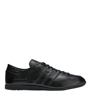 Y-3 Japan Trainers in zwart.Een uitdrukking van Japans minimalisme de Y-3 Japan schoenen zijn gemaakt met een volledig lederen bovenwerk dat zo zacht en soepel is dat het aanvoelt als een fijne leren handschoen. De 3-Stripes doen denken aan de biesjes op leren handschoenen en geven een subtiele en premium knipoog naar sport. Het profiel is zeer laag uitgesneden en afgewerkt met een Y-3 logo op de tong en Yohji Yamamoto's handtekening op de hiel.- Premium leren schoenen van Y-3.- Normale pasvorm- Vetersluiting- Leren bovenkant- Leren voering- Rubberen buitenzool- Y-3 en Yohji Yamamoto handtekening logo's- Ref: IE1450