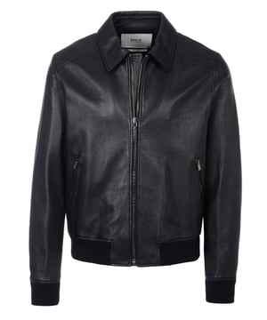 100 % Schafleder; Bally Lederjacke; Modell: 59839923995 F000; Hochwertige Verarbeitung; Weiches Schafleder; Umlegbarer Kragen; Schulterpasse; Verschluss: Reißverschluss; Zwei zipped Taschen; Strickbündchen am Ärmelbund; Eine Innentasche mit Reißverschluss; Bally-Logo-Details