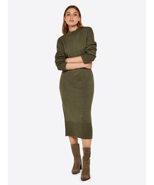 Halten Sie die Kälte in diesem gemütlichen Midikleid aus Strick in Schach. Es ist aus einem dicken Garn mit einem wärmenden Wollanteil gefertigt und hat eine entspannte Passform, die sich für legere Tage eignet, sowie gerippte Abschlüsse und einen Rundhalsausschnitt.   Kombinieren Sie es mit Turnschuhen für ein müheloses Finish, das Komfort und Stil vereint.