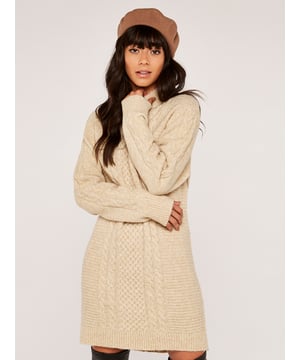 Mit dem Strickkleid von APRICOT kombinieren wir gemütliche und trotzdem stylische Looks! Das Zopfmuster sieht cosy aus, der hohe Kragen ist super modisch. Die gemütliche Ware sorgt daneben für höchsten Tragekomfort. Kurzum, das Kleid hat alles, was wir von dem It-Piece der Saison erwarten!
