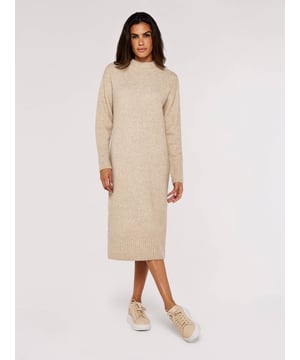 Halten Sie die Kälte in diesem gemütlichen Midikleid aus Strick in Schach. Es ist aus einem dicken Garn mit einem wärmenden Wollanteil gefertigt und hat eine entspannte Passform, die sich für legere Tage eignet, sowie gerippte Abschlüsse und einen Rundhalsausschnitt.   Kombinieren Sie es mit Turnschuhen für ein müheloses Finish, das Komfort und Stil vereint.
