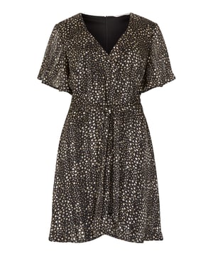 Dieser Mini aus leichtem, mit schimmernden Fäden gewebtem Chiffon ist ein hübsches Must-have für Ihr nächstes Event. Er wird von einem tiefen V-Ausschnitt und Engelsärmeln eingerahmt und ist für mehr Komfort gefüttert. Ein unregelmäßiger Fleckenprint, ein Stoffgürtel für eine schmeichelhafte Silhouette und ein Reißverschluss an der Rückseite sorgen für Komfort.   Kombinieren Sie es mit hochhackigen Ankle Boots für ein perfektes Party-Finish.