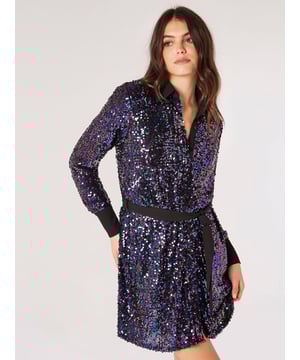 Dieses Kleid kombiniert ein klassisches Hemddesign mit Paillettenverzierungen und verleiht jedem Anlass einen Hauch von Glitzer. Es ist gefüttert und verfügt über eine Knopfleiste, einen kontrastierenden Kragen, Manschetten und einen Stoffgürtel.