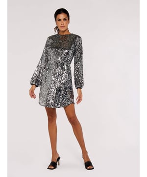 Dieses auffällige Minikleid ist durchgehend mit Pailletten verziert und sorgt für ein funkelndes Finish. Es ist gefüttert und hat eine Etui-Form mit einem Stoffgürtel für eine definierte Silhouette, Ballonärmel und einen Rundhalsausschnitt.