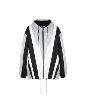 - Composición: 100% Poliéster - Mangas largas - Efecto color bloque - Bajo con cordón - Lavado a máquina (delicado) - Cierre frontal con cremallera - Capucha con cordón de Balmain Paris - Hecho en Italia - Género: HOMBRE -
