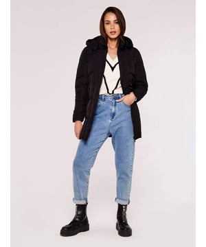 Bringen Sie Wärme in Ihrer Garderobe. Die schmal geschnittene Steppjacke hat eine abnehmbare Kapuze und metallene Details. Praktische Eingrifftaschen runden das Modell ab.