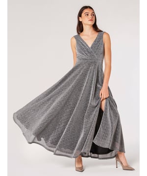 Dieses glamouröse Maxikleid ist perfekt für die kommende Partysaison. Die Lurexfäden bringen Glanz und Schimmer. Der wunderschöne V-Ausschnitt mündet in eine in faltenliegende Wickeloptik  das durch ein breites Taillenband abgeschlossen wird. Breite Träger runden das Modell ab.