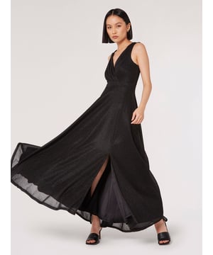 Dieses glamouröse Maxikleid ist perfekt für die kommende Partysaison. Die Lurexfäden bringen Glanz und Schimmer. Der wunderschöne V-Ausschnitt mündet in eine in faltenliegende Wickeloptik  das durch ein breites Taillenband abgeschlossen wird. Breite Träger runden das Modell ab.