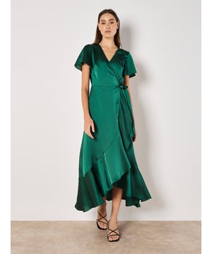Dieses leichte Kleid aus weichem Satin fällt auf eine elegante Maxilänge. Es wird von einem tiefen V-Ausschnitt und Engelsärmeln eingerahmt. Das schmeichelhafte Wickeldesign mit Rüschenbesatz an der Vorderseite sowie ein Stoffband sorgen für eine schlanke Silhouette.