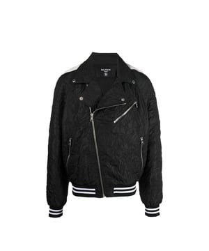 - Samenstelling: 100% polyester - Lange mouwen - Twee steekzakken - Geribbelde boorden - Machinewas - Ritssluiting aan de voorkant - Gemaakt in Polen - Geslacht: HEREN -