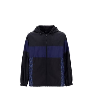 - Samenstelling: 100% polyester - Lange mouwen - Twee zijzakken - Machinewas - Capuchon met trekkoord - Ritssluiting aan de voorkant - Logo detail op voor- en achterkant - Gemaakt in Italië - Geslacht: HEREN -