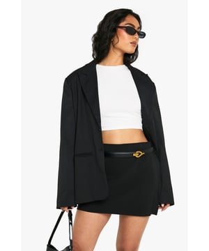Classic mini skirt design with a clean, streamlined silhouette
        Sleek, figure-hugging fit that accentuates your curves
        Versatile high-waisted style perfect for pairing with crop tops
        Smooth, flattering fabric that maintains its shape throughout wear
        Subtle hardware detail on the waistband adds a contemporary touch
    
    This essential Boohoo minirock is the versatile staple your wardrobe has been waiting for. The high-waisted design creates a flattering silhouette that works brilliantly with a variety of tops. For daytime casual, style with a fitted crop top and oversized blazer as shown, adding statement sunglasses and a mini handbag for an effortlessly cool look. Transition to evening by swapping trainers for heeled boots and layering delicate jewellery. The clean lines and simple design make this skirt perfect for family gatherings or brunches with friends, while the contemporary cut ensures you'll always look fashion-forward. This minirock offers endless styling possibilities - wear with chunky knitwear and tights during cooler months or bare-legged with a simple tee when temperatures rise.