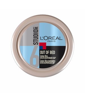 Producto de peluquería Studio Line: crema moldeadora OUT OF BED. Su textura altamente maleable permite lograr un efecto desenfadado de recién levantado. Ideal para cabellos cortos o de longitud media.