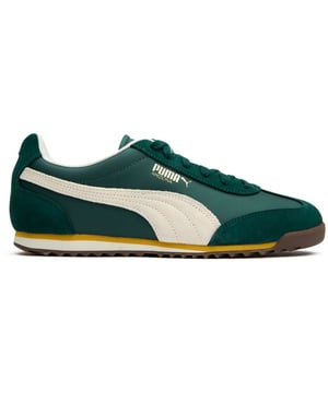 Die Puma Arizona Nylon OG vereinen nahtlos vintage Ästhetik mit modernem Komfort. Diese grünen Herren-Sneaker präsentieren eine hochwertige Nylon-Basis, die mit luxuriösen Wildleder-Überzügen für einen raffinierten Casual-Look versehen ist. Das dezente, folienbedruckte Puma-Branding verleiht einen Hauch von Eleganz, ohne übertrieben zu wirken. Mit ihrer strapazierfähigen Gummisohle, die zuverlässigen Halt bietet, liefern diese Sneakers zeitlosen Charme, der sowohl bei Wochenendausflügen als auch an entspannten Arbeitstagen hervorragend zur Geltung kommt. Ein Erbe-Design, das den Test der Zeit weiterhin erfolgreich besteht.