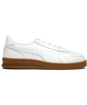 Hergestellt aus hochwertigem Leder bieten die Puma Indoor Leather Trainer zeitlosen Court-Stil mit modernem Komfort. Diese weißen Herrenschuhe zeichnen sich durch dezente, eingeprägte Markenlogos aus, die einen unauffälligen Look verleihen, während die markante Gummisohle zuverlässigen Halt bietet und einen klassischen Touch hinzufügt. Die gepolsterte Innensohle sorgt für ganztägigen Komfort, egal ob Sie unterwegs sind oder einfach Ihre lässige Garderobe aufwerten. Eine vielseitige Ergänzung für jede Sneaker-Sammlung.