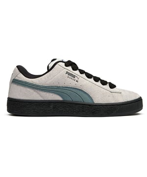 Der PUMA Suede XL vereint zeitlosen Court-Stil mit einem modernen Twist. Aus edlem grauen Wildleder gefertigt, verfügen diese Sneakers über eine übergroße Silhouette, die ein mutiges Statement setzt und gleichzeitig klassischen Charme bewahrt. Der gepolsterte Schaft und die gepolsterte Zunge sorgen für ganztägigen Komfort, während die robuste Gummisohle zuverlässigen Halt für Straßen- und Freizeitlooks bietet.