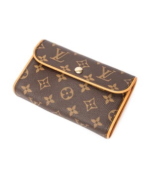 Louis Vuitton Bolsas Florentine  Riñonera en Marrón Lona recubierta y Latón dorado hardware. El producto está en en Excelentes Condiciones (A).
  Dimensiones: 17x10.5x4 cm 
  Accesorios incluidos: Strap S - FL1023 (Dec 2003)
    
  BrandCo Paris encuentra artículos raros y en las mejores condiciones a precios increíbles. ¡Vale la pena tener paciencia! Compra con confianza: todos los artículos de BrandCo Paris son seleccionados y autenticados cuidadosamente por nuestro equipo de expertos.
  Todos los artículos vienen con un certificado de autenticidad y un embalaje entregado por BrandCo Paris.
  Tabla de clasificación de la condición del artículo
  N (como nuevo)
  AA (perfecto estado)
  A (excelente estado)
  AB (muy buen estado)
  B (bueno/regular)
