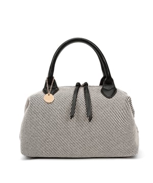 Bolso de mujer. El cierre es con cremallera. Los bolsillos internos son uno con cremallera y dos abiertos. Los bolsillos externos están ausentes. La correa para el hombro es ajustable y extraíble. El mango está fabricado en PU. Hay un compartimento interno. El material exterior es Cuero Vegano/Pu. Internamente no está forrado. Medidas: 37x20x16 cm. Producto de moda
