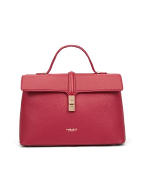 Bolso de mujer. El cierre es con giro. Los bolsillos internos son uno con cremallera y dos abiertos. Los bolsillos externos están ausentes. La correa para el hombro es ajustable y extraíble. El mango está fabricado en PU. Hay dos compartimentos internos. El material exterior es Cuero Vegano/Pu. Internamente no está forrado. Medidas: 30,5x19,5x13 cm. Producto de moda