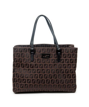 Fendi Tassen Small Square Open Tote  Handtas in de Bruin/Zwart Doek in de Zilver  hardware. Het product is in In Uitstekende Staat (A).
  Afmetingen: 27x20x8 cm 
  Inclusief accessoires: None
      
  BrandCo Paris vindt zeldzame artikelen in de beste staat voor ongelooflijke prijzen. Het is de moeite waard om geduldig te zijn! Koop met vertrouwen: alle artikelen van BrandCo Paris worden zorgvuldig geselecteerd en geverifieerd door ons team van experts.

  Alle artikelen worden geleverd met een certificaat van echtheid en verpakt door BrandCo Paris.

  Classificatietabel voor de conditie van het artikel:

  N (als nieuw)
  AA (perfecte staat)
  A (uitstekende staat)
  AB (zeer goede staat)
  B (goede/redelijke staat)
