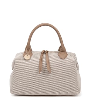 Bolso de mujer. El cierre es con cremallera. Los bolsillos internos son uno con cremallera y dos abiertos. Los bolsillos externos están ausentes. La correa para el hombro es ajustable y extraíble. El mango está fabricado en PU. Hay un compartimento interno. El material exterior es Cuero Vegano/Pu. Internamente no está forrado. Medidas: 37x20x16 cm. Producto de moda