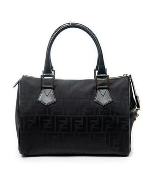 Fendi Bolsas Small Boston  Bolso en Negro Lienzo y Oro hardware. El producto está en en Excelentes Condiciones (A).
  Dimensiones: 28.5x19x16 cm 
  Accesorios incluidos: None
    
  BrandCo Paris encuentra artículos raros y en las mejores condiciones a precios increíbles. ¡Vale la pena tener paciencia! Compra con confianza: todos los artículos de BrandCo Paris son seleccionados y autenticados cuidadosamente por nuestro equipo de expertos.
  Todos los artículos vienen con un certificado de autenticidad y un embalaje entregado por BrandCo Paris.
  Tabla de clasificación de la condición del artículo
  N (como nuevo)
  AA (perfecto estado)
  A (excelente estado)
  AB (muy buen estado)
  B (bueno/regular)