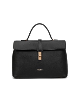 Bolso de mujer. El cierre es con giro. Los bolsillos internos son uno con cremallera y dos abiertos. Los bolsillos externos están ausentes. La correa para el hombro es ajustable y extraíble. El mango está fabricado en PU. Hay dos compartimentos internos. El material exterior es Cuero Vegano/Pu. Internamente no está forrado. Medidas: 30,5x19,5x13 cm. Producto de moda