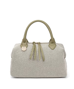 Bolso de mujer. El cierre es con cremallera. Los bolsillos internos son uno con cremallera y dos abiertos. Los bolsillos externos están ausentes. La correa para el hombro es ajustable y extraíble. El mango está fabricado en PU. Hay un compartimento interno. El material exterior es Cuero Vegano/Pu. Internamente no está forrado. Medidas: 37x20x16 cm. Producto de moda