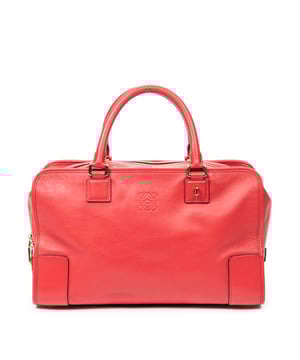 Loewe Tassen Amazona 36 Handtas in de Rood Kalfsleer in de Goud  hardware. Het product is in In Uitstekende Staat (A).
  Afmetingen: 36x17x13 cm 
  Inclusief accessoires: Dustbag; Cadenas; Keys in Clochette
      
  BrandCo Paris vindt zeldzame artikelen in de beste staat voor ongelooflijke prijzen. Het is de moeite waard om geduldig te zijn! Koop met vertrouwen: alle artikelen van BrandCo Paris worden zorgvuldig geselecteerd en geverifieerd door ons team van experts.

  Alle artikelen worden geleverd met een certificaat van echtheid en verpakt door BrandCo Paris.

  Classificatietabel voor de conditie van het artikel:

  N (als nieuw)
  AA (perfecte staat)
  A (uitstekende staat)
  AB (zeer goede staat)
  B (goede/redelijke staat)