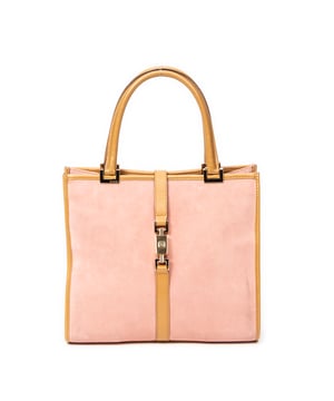 Gucci Tassen Jackie Tote  Handtas in de Roze/Bruin Kalfsleer in de Goud  hardware. Het product is in In Zeer Goede Staat (AB).
  Afmetingen: 24.5x22.5x7.5 cm 
  Inclusief accessoires: None
      
  BrandCo Paris vindt zeldzame artikelen in de beste staat voor ongelooflijke prijzen. Het is de moeite waard om geduldig te zijn! Koop met vertrouwen: alle artikelen van BrandCo Paris worden zorgvuldig geselecteerd en geverifieerd door ons team van experts.

  Alle artikelen worden geleverd met een certificaat van echtheid en verpakt door BrandCo Paris.

  Classificatietabel voor de conditie van het artikel:

  N (als nieuw)
  AA (perfecte staat)
  A (uitstekende staat)
  AB (zeer goede staat)
  B (goede/redelijke staat)