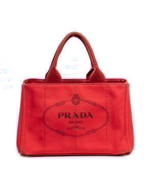 Prada Taschen Medium Canapa Tote  Handtasche und Rot Leinwand und Gold hardware. Das Produkt ist auf in ausgezeichnetem Zustand (A).
  Abmessungen: 34x23x22 cm 
  Zubehör inklusive: None
  Äußere Hinweise: Notes: slight scuffs on bottom
Innenhinweise: Slight scuffs on bottom
  BrandCo Paris hat seltene Artikel und die besten Konditionen zu unglaublichen Preisen vorgestellt. Geduld lohnt sich! Kaufen Sie mit Vertrauen: Alle Artikel von BrandCo Paris sind von unserem Expertenteam ausgewählt und authentisch.
  Alle Artikel enthalten ein Echtheitszertifikat und wurden von BrandCo Paris übernommen.
  Tabelle zur Klassifizierung des Artikelzustands
  N (wie neu)
  AA (perfekter Zustand)
  A (ausgezeichneter Zustand)
  AB (sehr guter Zustand)
  B (gut/mittelmäßig)