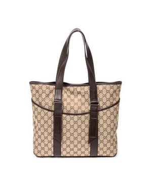 Gucci Bolsas Slip Pocket GG Tote  Bolso bandolera en Beige/Marrón Oscuro Lienzo y Plata hardware. El producto está en en Excelentes Condiciones (A).
  Dimensiones: 35x30x12 cm 
  Accesorios incluidos: Dustbag; Booklet
    
  BrandCo Paris encuentra artículos raros y en las mejores condiciones a precios increíbles. ¡Vale la pena tener paciencia! Compra con confianza: todos los artículos de BrandCo Paris son seleccionados y autenticados cuidadosamente por nuestro equipo de expertos.
  Todos los artículos vienen con un certificado de autenticidad y un embalaje entregado por BrandCo Paris.
  Tabla de clasificación de la condición del artículo
  N (como nuevo)
  AA (perfecto estado)
  A (excelente estado)
  AB (muy buen estado)
  B (bueno/regular)