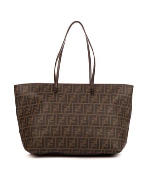 Fendi Bolsas Tote  Bolso bandolera en Marrón Lona recubierta y Latón hardware. El producto está en en Excelentes Condiciones (A).
  Dimensiones: 30x24x8 cm 
  Accesorios incluidos: NONE
    
  BrandCo Paris encuentra artículos raros y en las mejores condiciones a precios increíbles. ¡Vale la pena tener paciencia! Compra con confianza: todos los artículos de BrandCo Paris son seleccionados y autenticados cuidadosamente por nuestro equipo de expertos.
  Todos los artículos vienen con un certificado de autenticidad y un embalaje entregado por BrandCo Paris.
  Tabla de clasificación de la condición del artículo
  N (como nuevo)
  AA (perfecto estado)
  A (excelente estado)
  AB (muy buen estado)
  B (bueno/regular)