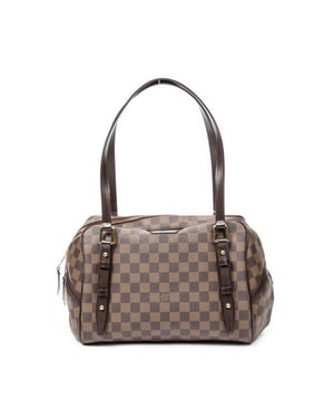 Louis Vuitton Bolsas Rivington  Bolso bandolera en Marrón Lona recubierta y Latón dorado hardware. El producto está en en Excelentes Condiciones (A).
  Dimensiones: 28x22x17 cm 
  Accesorios incluidos: None
    
  BrandCo Paris encuentra artículos raros y en las mejores condiciones a precios increíbles. ¡Vale la pena tener paciencia! Compra con confianza: todos los artículos de BrandCo Paris son seleccionados y autenticados cuidadosamente por nuestro equipo de expertos.
  Todos los artículos vienen con un certificado de autenticidad y un embalaje entregado por BrandCo Paris.
  Tabla de clasificación de la condición del artículo
  N (como nuevo)
  AA (perfecto estado)
  A (excelente estado)
  AB (muy buen estado)
  B (bueno/regular)