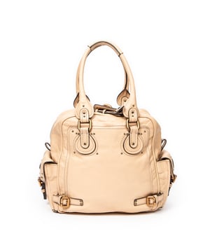 Chloé Bolsas Paddington Zip Top Handle  Bolso bandolera en Beige Piel de becerro y Oro hardware. El producto está en en Excelentes Condiciones (A).
  Dimensiones: 29x32x14 cm 
  Accesorios incluidos: Cadenas; Key
    
  BrandCo Paris encuentra artículos raros y en las mejores condiciones a precios increíbles. ¡Vale la pena tener paciencia! Compra con confianza: todos los artículos de BrandCo Paris son seleccionados y autenticados cuidadosamente por nuestro equipo de expertos.
  Todos los artículos vienen con un certificado de autenticidad y un embalaje entregado por BrandCo Paris.
  Tabla de clasificación de la condición del artículo
  N (como nuevo)
  AA (perfecto estado)
  A (excelente estado)
  AB (muy buen estado)
  B (bueno/regular)