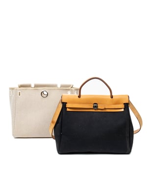 Hermès Bolsas Herbag 2 in 1 PM Bolso bandolera en Beige/Bronceado Lienzo y Paladio hardware. El producto está en en Muy Buenas Condiciones (AB).
  Dimensiones: 30x24x10 cm 
  Accesorios incluidos: Long Strap; Cadenas; Keys in Clochette; Stopper; Interchangeable Bag; Dustbag
    
  BrandCo Paris encuentra artículos raros y en las mejores condiciones a precios increíbles. ¡Vale la pena tener paciencia! Compra con confianza: todos los artículos de BrandCo Paris son seleccionados y autenticados cuidadosamente por nuestro equipo de expertos.
  Todos los artículos vienen con un certificado de autenticidad y un embalaje entregado por BrandCo Paris.
  Tabla de clasificación de la condición del artículo
  N (como nuevo)
  AA (perfecto estado)
  A (excelente estado)
  AB (muy buen estado)
  B (bueno/regular)
