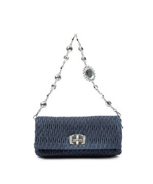 Miu Miu Taschen Small Crystal Chain Flap Clutch  Umhängetasche und Blauer Denim Leinwand und Silber hardware. Das Produkt ist auf in ausgezeichnetem Zustand (A).
  Abmessungen: 28x13x5 cm 
  Zubehör inklusive: None
  Innenhinweise: Slight discolored
  BrandCo Paris hat seltene Artikel und die besten Konditionen zu unglaublichen Preisen vorgestellt. Geduld lohnt sich! Kaufen Sie mit Vertrauen: Alle Artikel von BrandCo Paris sind von unserem Expertenteam ausgewählt und authentisch.
  Alle Artikel enthalten ein Echtheitszertifikat und wurden von BrandCo Paris übernommen.
  Tabelle zur Klassifizierung des Artikelzustands
  N (wie neu)
  AA (perfekter Zustand)
  A (ausgezeichneter Zustand)
  AB (sehr guter Zustand)
  B (gut/mittelmäßig)