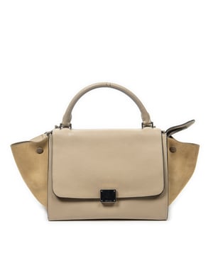 Celine Tassen Small Trapeze  Schoudertas in de Beige Kalfsleer in de Zilver  hardware. Het product is in In Uitstekende Staat (A).
  Afmetingen: 27x21x15 cm 
  Inclusief accessoires: Strap
      
  BrandCo Paris vindt zeldzame artikelen in de beste staat voor ongelooflijke prijzen. Het is de moeite waard om geduldig te zijn! Koop met vertrouwen: alle artikelen van BrandCo Paris worden zorgvuldig geselecteerd en geverifieerd door ons team van experts.

  Alle artikelen worden geleverd met een certificaat van echtheid en verpakt door BrandCo Paris.

  Classificatietabel voor de conditie van het artikel:

  N (als nieuw)
  AA (perfecte staat)
  A (uitstekende staat)
  AB (zeer goede staat)
  B (goede/redelijke staat)