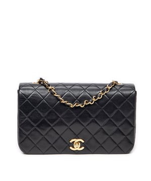 Chanel Bolsas Mademoiselle Full Flap  Bolso bandolera en Negro Piel de becerro y Oro hardware. El producto está en en Excelentes Condiciones (A).
  Dimensiones: 23x14x6 cm 
  Accesorios incluidos: Sticker
    
  BrandCo Paris encuentra artículos raros y en las mejores condiciones a precios increíbles. ¡Vale la pena tener paciencia! Compra con confianza: todos los artículos de BrandCo Paris son seleccionados y autenticados cuidadosamente por nuestro equipo de expertos.
  Todos los artículos vienen con un certificado de autenticidad y un embalaje entregado por BrandCo Paris.
  Tabla de clasificación de la condición del artículo
  N (como nuevo)
  AA (perfecto estado)
  A (excelente estado)
  AB (muy buen estado)
  B (bueno/regular)