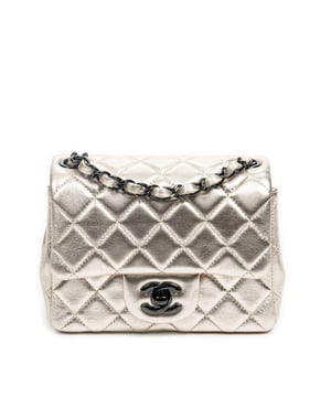 Chanel Tassen Mini Square Flap  Schoudertas in de Goud Kalfsleer in de Zilver  hardware. Het product is in In Perfecte Staat (AA).
  Afmetingen: 16.5x12.5x6.5 cm 
  Inclusief accessoires: Sticker; Card; Box
      Conditie Notes: faint scratches on interior flap
  BrandCo Paris vindt zeldzame artikelen in de beste staat voor ongelooflijke prijzen. Het is de moeite waard om geduldig te zijn! Koop met vertrouwen: alle artikelen van BrandCo Paris worden zorgvuldig geselecteerd en geverifieerd door ons team van experts.

  Alle artikelen worden geleverd met een certificaat van echtheid en verpakt door BrandCo Paris.

  Classificatietabel voor de conditie van het artikel:

  N (als nieuw)
  AA (perfecte staat)
  A (uitstekende staat)
  AB (zeer goede staat)
  B (goede/redelijke staat)