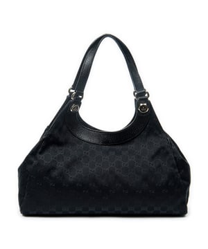 Gucci Tassen Medium Charmy Shoulder Bag  Schoudertas in de Zwart Doek in de Goud  hardware. Het product is in In Uitstekende Staat (A).
  Afmetingen: 38x22x8 cm 
  Inclusief accessoires: None
      
  BrandCo Paris vindt zeldzame artikelen in de beste staat voor ongelooflijke prijzen. Het is de moeite waard om geduldig te zijn! Koop met vertrouwen: alle artikelen van BrandCo Paris worden zorgvuldig geselecteerd en geverifieerd door ons team van experts.

  Alle artikelen worden geleverd met een certificaat van echtheid en verpakt door BrandCo Paris.

  Classificatietabel voor de conditie van het artikel:

  N (als nieuw)
  AA (perfecte staat)
  A (uitstekende staat)
  AB (zeer goede staat)
  B (goede/redelijke staat)