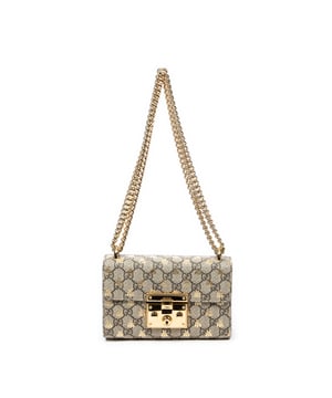 Gucci Tassen Small Padlock Chain Crossbody  Schoudertas in de Beige/Goud Gecoat canvas in de Goud  hardware. Het product is in In Uitstekende Staat (A).
  Afmetingen: 20x13x7 cm 
  Inclusief accessoires: Dustbag; Box
      Conditie Notes: slight scuffs on exterior black leather; stains on interior lining; slight scuffs and discoloration on interior flap
  BrandCo Paris vindt zeldzame artikelen in de beste staat voor ongelooflijke prijzen. Het is de moeite waard om geduldig te zijn! Koop met vertrouwen: alle artikelen van BrandCo Paris worden zorgvuldig geselecteerd en geverifieerd door ons team van experts.

  Alle artikelen worden geleverd met een certificaat van echtheid en verpakt door BrandCo Paris.

  Classificatietabel voor de conditie van het artikel:

  N (als nieuw)
  AA (perfecte staat)
  A (uitstekende staat)
  AB (zeer goede staat)
  B (goede/redelijke staat)