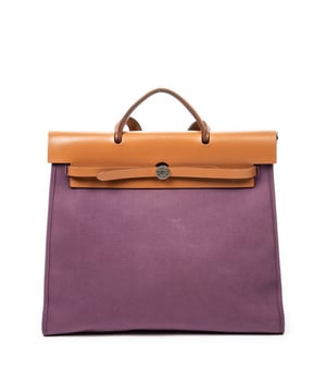 Hermès Bolsas Herbag Zip MM Bolso bandolera en Púrpura/Bronceado Lienzo y Paladio hardware. El producto está en en Muy Buenas Condiciones (AB).
  Dimensiones: 38x32x13 cm 
  Accesorios incluidos: "Cadenas; Key; Stopper; Pouch; Long Strap"
    
  BrandCo Paris encuentra artículos raros y en las mejores condiciones a precios increíbles. ¡Vale la pena tener paciencia! Compra con confianza: todos los artículos de BrandCo Paris son seleccionados y autenticados cuidadosamente por nuestro equipo de expertos.
  Todos los artículos vienen con un certificado de autenticidad y un embalaje entregado por BrandCo Paris.
  Tabla de clasificación de la condición del artículo
  N (como nuevo)
  AA (perfecto estado)
  A (excelente estado)
  AB (muy buen estado)
  B (bueno/regular)