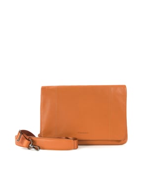 unisex Crossbody tas met magnetische knoopsluiting. drie open zakken binnenzakken. afwezige externe zakken. verstelbaar in lederen schouderband. ontbrekend handvat. een binnencompartiment.  extern materiaal. polyester binnenkant. Afmetingen: 23,5x34x4,5 cm. Modeproduct