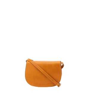Bolso bandolera para mujer. El cierre es con imán. Los bolsillos internos son uno con cremallera. Los bolsillos externos son uno en la espalda con cremallera. La bandolera es ajustable en piel. Falta el mango. Hay tres compartimentos internos. El material exterior es auténtica piel de vacuno. Internamente está forrado en algodón. Medidas: 24x17x11 cm. Hecho en Italia
