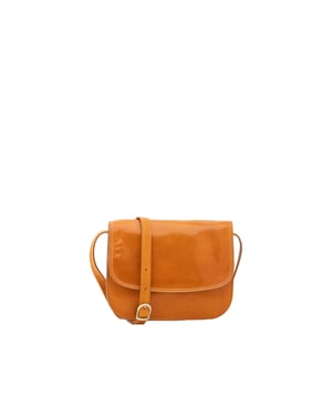 Bolso bandolera para mujer. El cierre es con imán. Los bolsillos internos son uno con cremallera. Los bolsillos externos son uno en la espalda con cremallera. La bandolera es ajustable en piel. Falta el mango. Hay tres compartimentos internos. El material exterior es auténtica piel de vacuno. Internamente está forrado en algodón. Medidas: 27x20x12 cm. Hecho en Italia